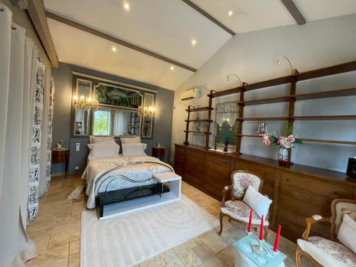 une chambre avec un grand lit dans une pièce dans l'établissement Gîte non attenant à la propriété 2 à 5 personnes, spa, sauna, piscine chauffée à partager, parking gratuit, à Sarlat-la-Canéda