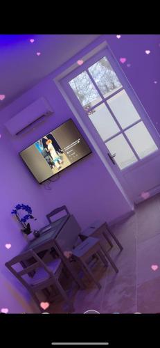 Cette chambre comprend une fenêtre, une table et des chaises. dans l'établissement Appartement Love Room House, à Arles