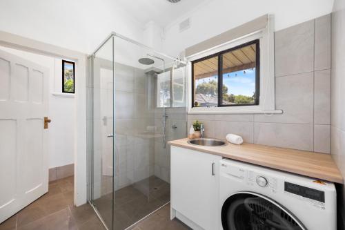 Galeriebild der Unterkunft Hamptons Bungalow at Semaphore - 3BR, Parking, BBQ in Glanville