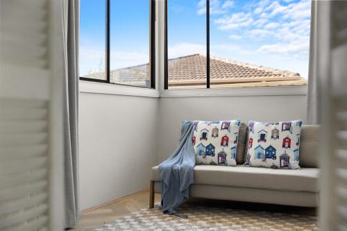 Ein Sitzbereich in der Unterkunft Hamptons Bungalow at Semaphore - 3BR, Parking, BBQ