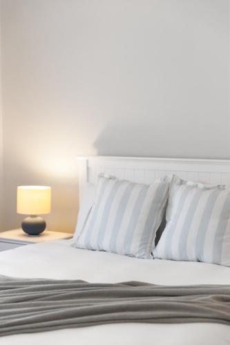 Ein Bett oder Betten in einem Zimmer der Unterkunft Hamptons Bungalow at Semaphore - 3BR, Parking, BBQ