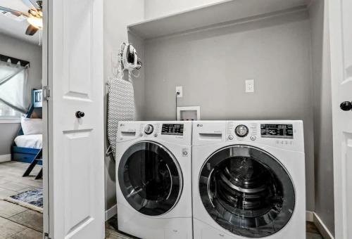 a laundry room with a washer and dryer at Flagstaff Guest House Near Violas in Flagstaff