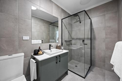 a bathroom with a sink and a shower at Olive Lane at Mount Barker Workspace, Wi-Fi in Mount Barker