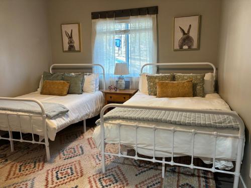 a bedroom with two beds and a window at Flagstaff Guest House Near Violas in Flagstaff
