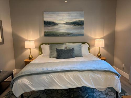 a bedroom with a large bed with two lamps at Flagstaff Guest House Near Violas in Flagstaff