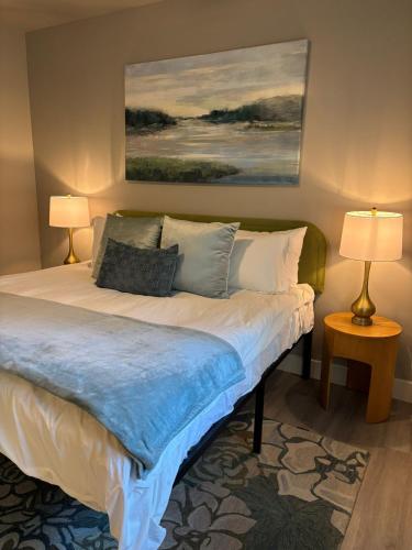 a bedroom with a bed with two lamps and a painting at Flagstaff Guest House Near Violas in Flagstaff