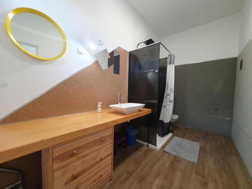 une salle de bain avec un lavabo et un miroir dans l'établissement Le Ranch, à Oupia