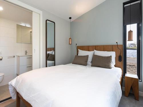 Katil atau katil-katil dalam bilik di Docklodge Stay by the Water