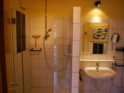 un baño con ducha y lavabo en 1-bedroom apartment, en Cuxhaven
