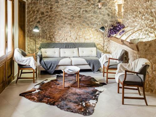 a living room with a couch and two chairs at Cozy Mountain-View Sa Serra in Lloret de Vistalegre