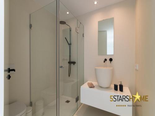 Et badeværelse på Beachside Pau Villa with Pool