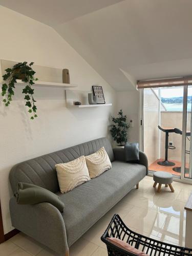 una sala de estar con un sofá y una mesa en Apartamento Aqua Marina, en O Grove