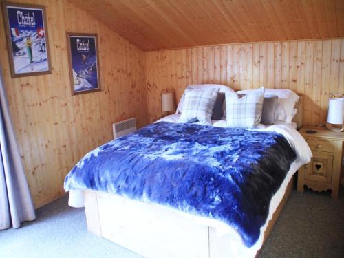 Chalet in La Béchigne with Valley Views