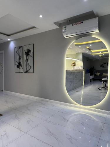 a room with a round mirror on the wall at skoon rest hotel in Hafr Al Baten