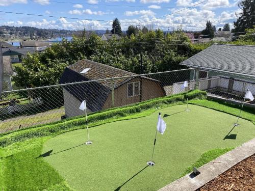 ブレマートンにあるThe Lookout Landing homeのゴルフクラブのあるパッティンググリーンの空中ビュー