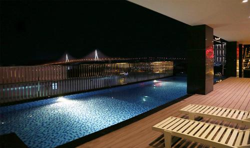 Bazén v ubytování NINH KIỀU FORTUNELAND HoTel nebo v jeho okolí