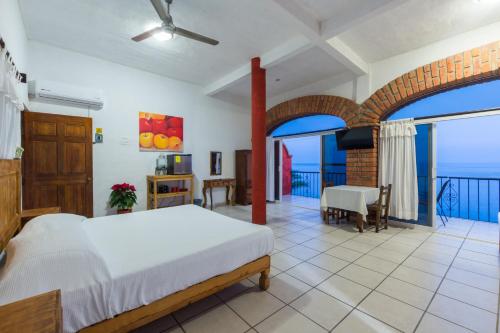 Postel nebo postele na pokoji v ubytování Traditional Sierra Leon Oceanfront Rooms - Adults Only