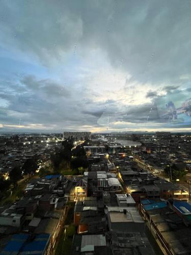 une vue aérienne d'une ville avec des maisons et des bâtiments dans l'établissement Elegante apartamento a 10 min del aeropuerto El Dorado, à Bogotá