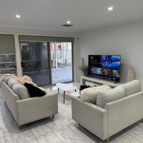 TV a/nebo společenská místnost v ubytování Mahzan on Braid Room 5