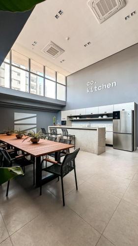 a dining room with a table and chairs and a kitchen at Studio 306 Simple Manaira Excelente Localização in João Pessoa