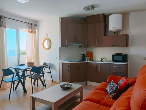 kuchnia i salon z kanapą i stołem w obiekcie Cala Chica Suites 2 hab con vistas al mar y terraza w mieście El Cabo de Gata