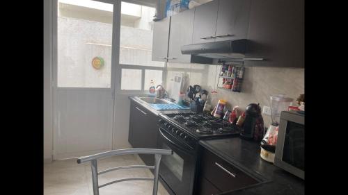 una cocina con estufa y fregadero en Universidades & Unifut a la mano, en Tilcuautla