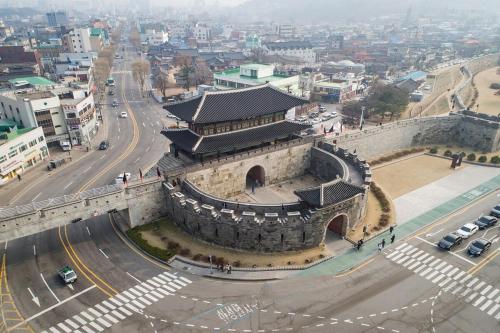 an ancient building in a city with a street at JAJA Haenggung, SuwonㅣNext to Hwaseong FortressㅣCozy Korean VibeㅣComfortable & Well-keptㅣUp to 8 guestsㅣFree Parkingㅣ2-night minimumㅣLoved by many guests in Suwon