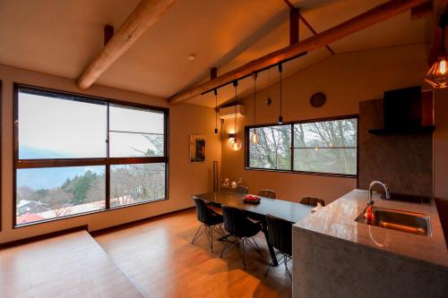 Hakone Hot Spring, A beautiful house that has been fully renovated in 2024 for one group per day!箱根温泉BBQ日の出を望む貸切邸宅贅沢を独り占め