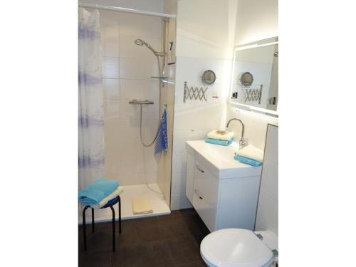 Un baño con ducha, lavabo e inodoro. en my, your, our holiday apartment, en Cuxhaven