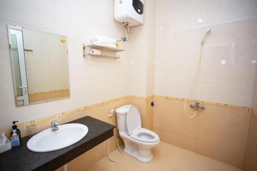 a bathroom with a toilet and a sink at Hòa Bình Tam Đảo Hotel in Tam Ðảo