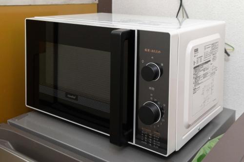 a microwave oven sitting on top of a shelf at Murasaki Good Place House in Chikushino
