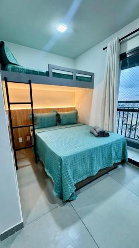 a bedroom with a bunk bed with a green bedspread at TU 1501 Deslumbrante Apartamento Em Frente Ao Metrô Tucuruvi - Avenida Guapira 79 - Raizes Tucuruvi Figueira in Sao Paulo