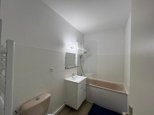 ein weißes Badezimmer mit Waschbecken und Toilette in der Unterkunft Arcachon Centre - Studio Confortable Proche Plage, Wifi - FR-1-319-423 in Arcachon