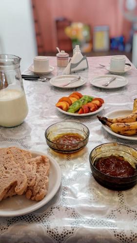 Hostal de Luz في كابيلا ديل مونتي: طاولة مليئة بأطباق الطعام والخبز