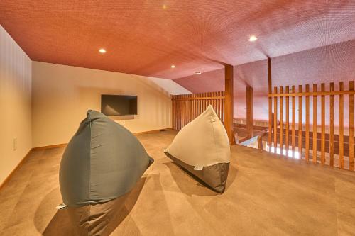 an umbrella laying on the floor of a room at VILLA SENSE kujukuri in Kujukuri