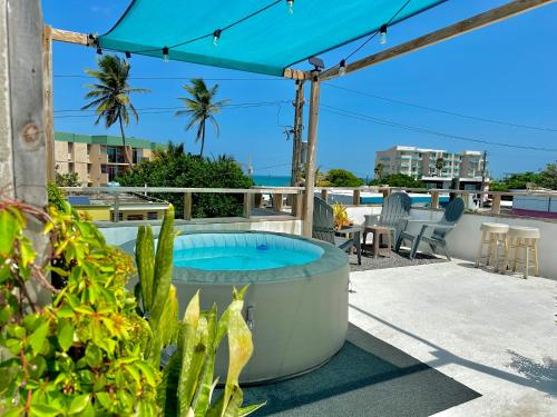 Fotografie z fotogalerie ubytování Casa Sofía Wabi Sabi Apt with Rooftop, Walk to Beach v destinaci Luquillo