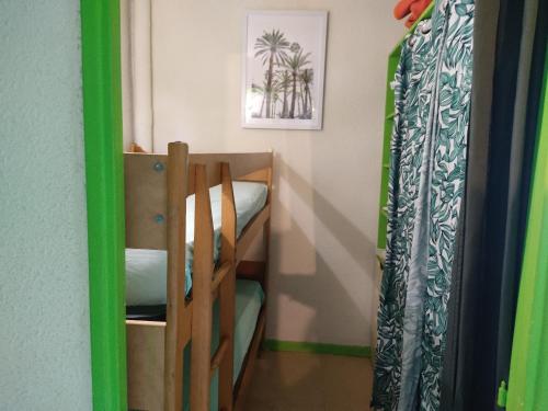- une chambre avec lits superposés et une chambre avec lits superposés dans l'établissement Gruissan - T2 Alcove 4/5 pers, Piscine, Parking, Proche plage - FR-1-796-61, à Gruissan