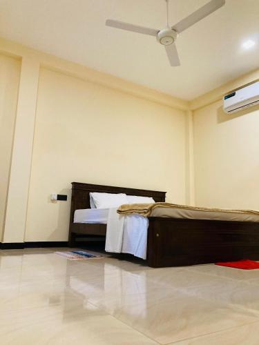 a bedroom with a bed and a ceiling fan at Cinnamon Edge in Mihiripenne