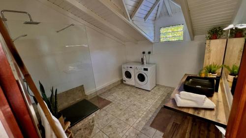 Un baño de L'écrin vert et bleu