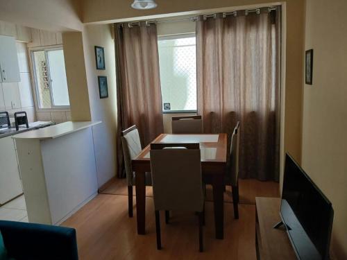 Una cocina y un comedor con mesa y sillas. en Apartment in the historic center of Porto Alegre, en Porto Alegre