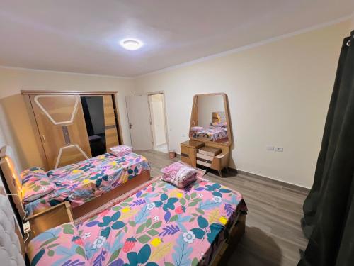 Postel nebo postele na pokoji v ubytování 2BR Down Town New Alamein, Behind The Towers