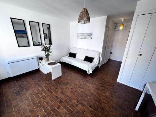 une chambre avec un lit et une plante en pot dans l'établissement Studio Cabine Calme, Vue Canal, Près Commerces - FR-1-702-71, au Cap d'Agde