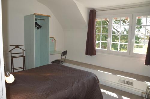 a bedroom with a bed and a window at L'annexe in Le Mêle-sur-Sarthe