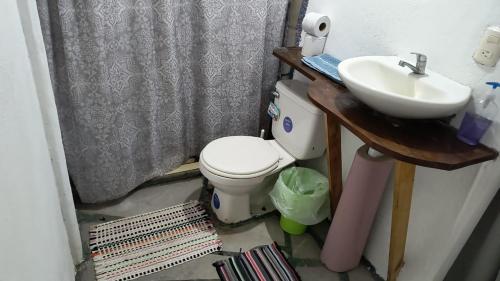 a bathroom with a toilet and a sink at FARO 13 CASINA Con TERRAZA 4 PERSONAS de Puerto Viejo in Puerto Viejo