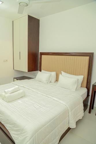 Postel nebo postele na pokoji v ubytování Sea View Sunset Beach Residences Uswetakeiyawa