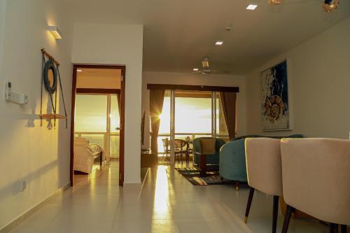Posezení v ubytování Sea View Sunset Beach Residences Uswetakeiyawa