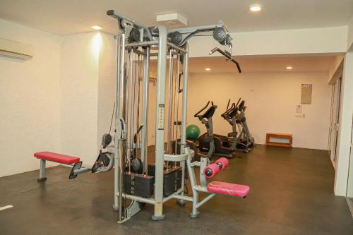 Fitness centrum a/nebo fitness zařízení v ubytování Sea View Sunset Beach Residences Uswetakeiyawa