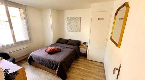 une petite chambre avec un lit et une fenêtre dans l'établissement Cosy appartement 3 chambres & parking privé, à Lyon