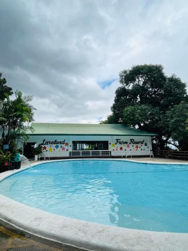 Bazén v ubytování Loreland Farm Resort nebo v jeho okolí