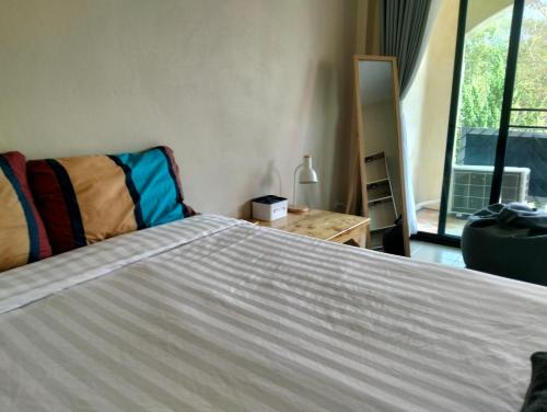 Ένα ή περισσότερα κρεβάτια σε δωμάτιο στο The PLACE Lounge Hotel
